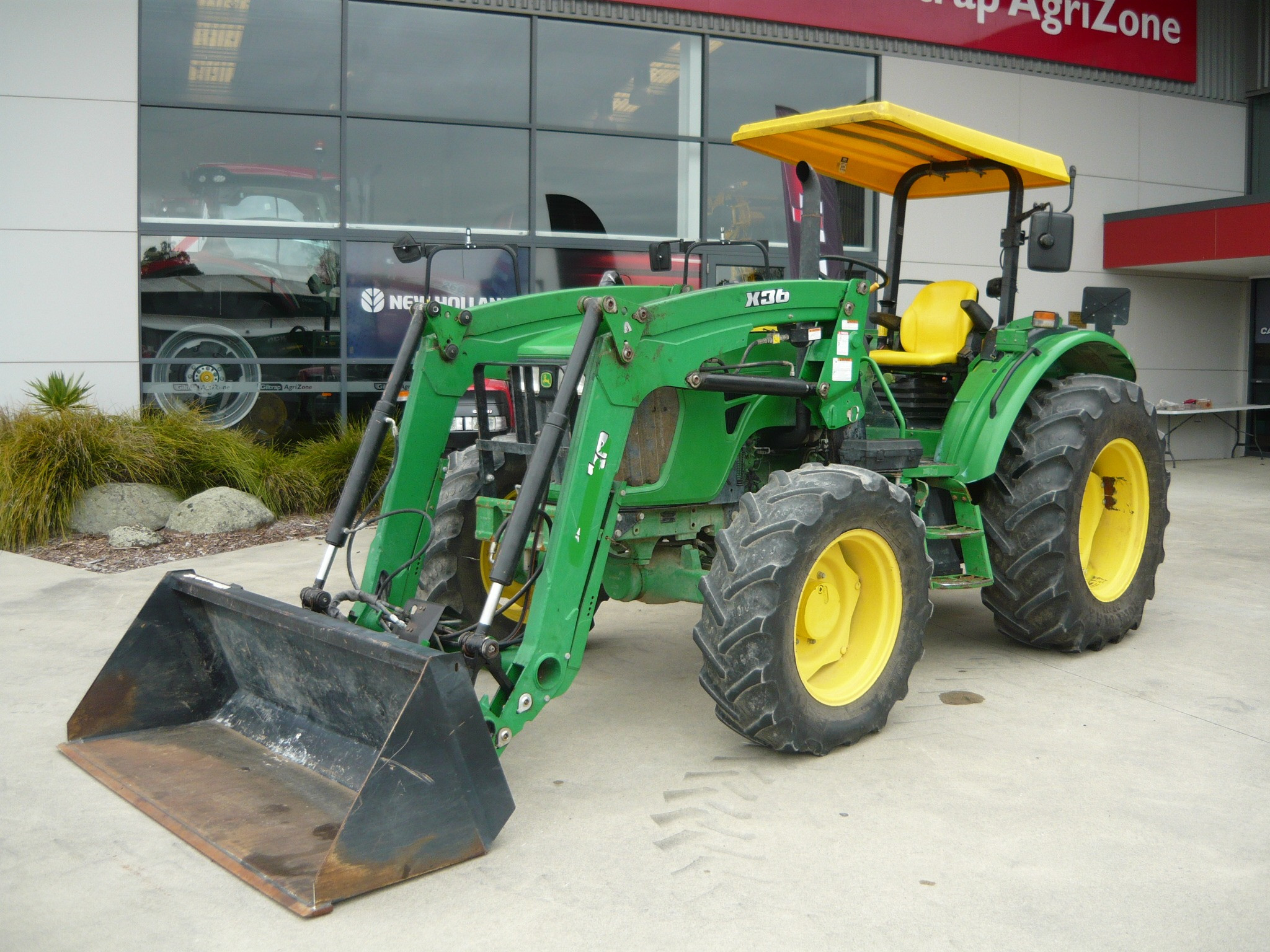 John Deere 5083E