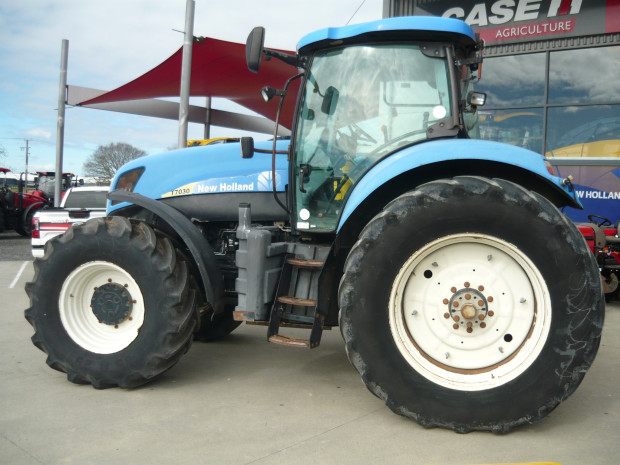 New Holland T7030